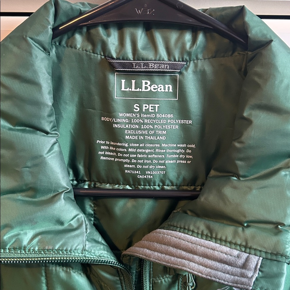 L.L. Bean Women's Emerald Quilted Vest - Picture 2 of 3